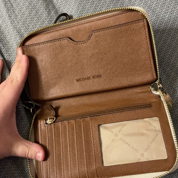 Michael Kors Walllet - Picture 2 of 2